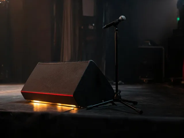 Stage monitor at a microphone position