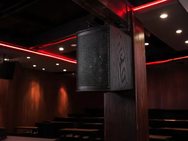 Point-source loudspeaker in a venue