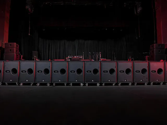 Touring subwoofer array